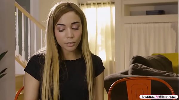 الفتيات جميلات ويلعقن أرجل بعضهن البعض.