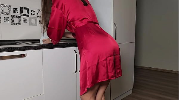 يمارس الجنس مع زوجته حتى تصل إلى النشوة الجنسية.