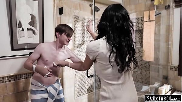 امرأة ناضجة مثيرة مستعدة لفعل أي شيء من أجل حفلة جنسية