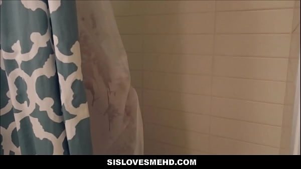 بعد الاستحمام، تريد العاهرة الصغيرة ممارسة الجنس العنيف