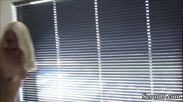 تدخل هذه الشقراء إلى حوض الاستحمام مع رجل شهواني يريد ممارسة الجنس العنيف معه.