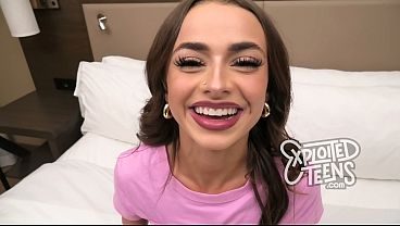 لا تختنق أبدًا أثناء مص القضيب وتريد أن تُمارس معها الجنس بقوة.