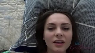 امرأة سمراء رقيقة وجميلة تجلس على ظهرها لإثارة بوسها قبل ممارسة الجنس