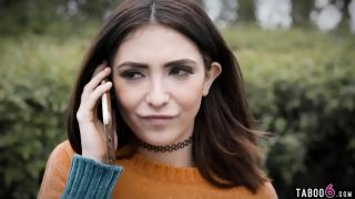 تريد المرأة الشابة أن يتمزق بوسها من الكثير من القضيب