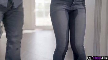 إنه يتبول عليها لكنها لا تزال تريد قضيبه في مهبلها