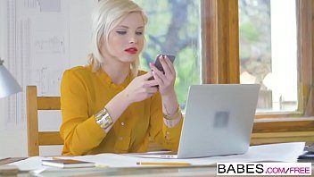 قطة صغيرة منحرفة تحب مواعيد الجنس غير المجدولة