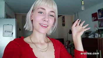 هذه المرأة الشقراء تتجرد حسب الطلب عندما يتعلق الأمر بلمس نفسها على كاميرا الويب