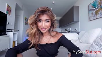 فتاة صغيرة مبتسمة مستعدة لامتصاص الديك والحصول على اللعنة القوية