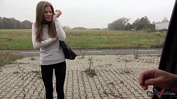 يقوم بترتيب لقاء مع عاهرة لممارسة الجنس في سيارته حتى ينزل عليها.