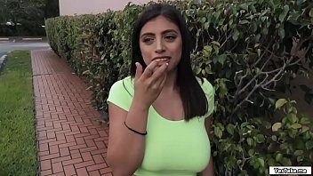 حسناء ذات صدر كبير تمارس الجنس بشكل صحيح مع رجل شهواني