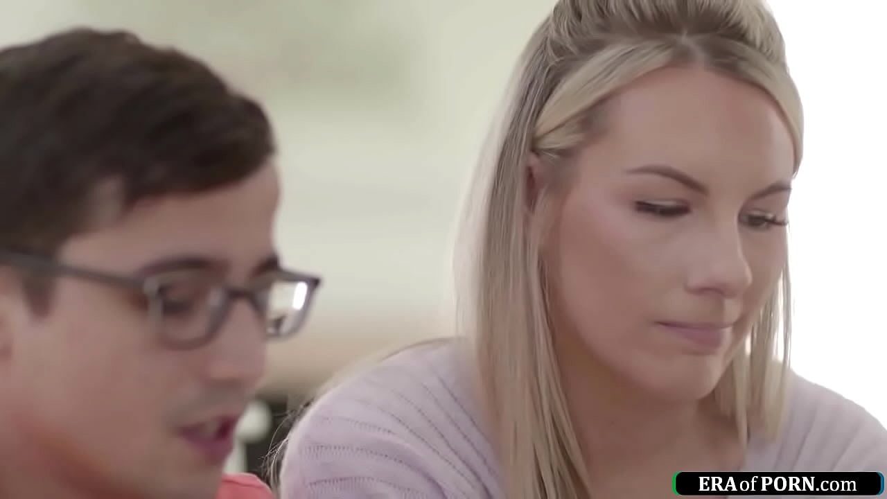 رجل يرتدي نظارات يمارس الجنس مع شقراء جميلة