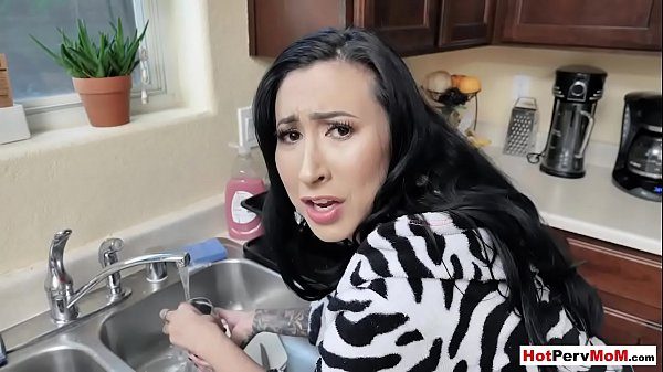 مارس الجنس مع امرأة ذات ثديين كبيرين في المطبخ